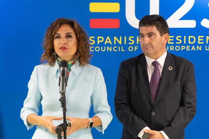 La ministra de Hacienda y Función Pública en funciones, María Jesús Montero, junto al delegado del Gobierno en Galicia, Pedro Blanco, atiende a los medios de comunicación en el Edificio Fontán, a 26 de octubre de 2023, en Santiago de Compostela, Galicia