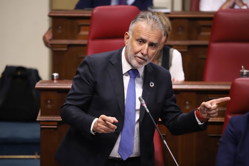 El presidente del Grupo Parlamentario Socialista, Ángel Víctor Torres
