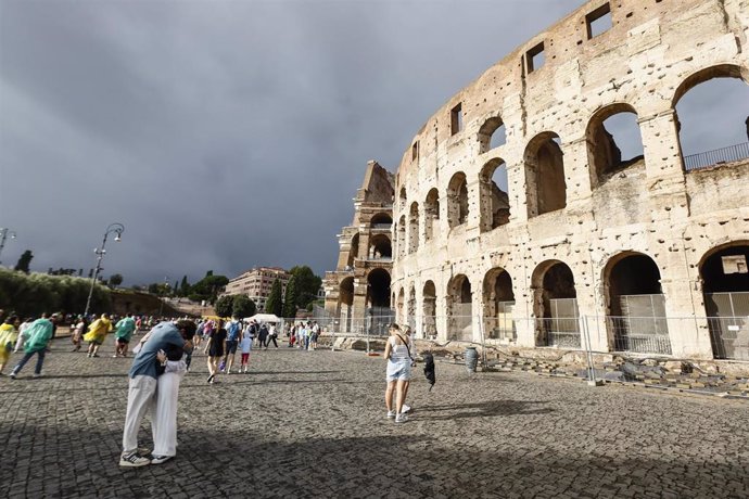 Archivo - Un grupo de turistas frente al Coliseo, en Roma