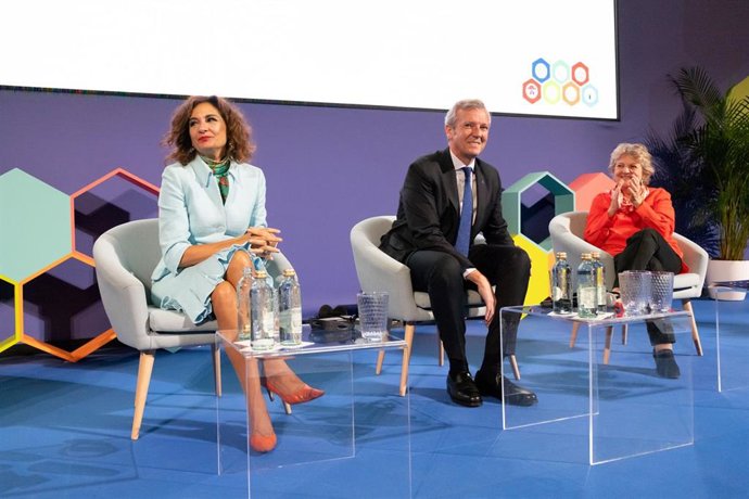 (I-D) La ministra de Hacienda y Función Pública en funciones, María Jesús Montero, junto al presidente de la Xunta de Galicia, Alfonso Rueda y a la comisaria europea de Políticas de Cohesión y Reformas, Elisa Ferreira, durante la inauguración del Evento