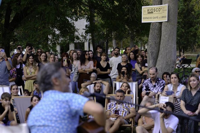 Archivo - Encuentro con Santi Balmes, en el Kiosco de las Letras de Zaragoza.
