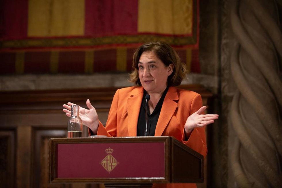 Archivo - La alcaldesa de Barcelona, Ada Colau, interviene durante la presentación de las novedades sobre la transformación del Espai Bara, en el Saló de Cent del consistorio, a 28 de abril de 2022, en Barcelona, Catalunya (España)