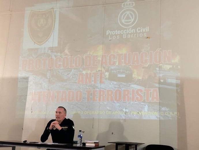 Vecinos de Los Barrios reciben formación sobre terrorismo yihadista y cómo actuar en caso de atentado