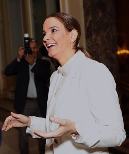 La presidenta de Baleares, Marga Prohens, durante la inauguración del II Foro Económico Oklíderes, en el hotel The Westin Palace, a 26 de octubre de 2023, en Madrid (España). El acto, organizado por Okdiario, se celebra los días 26 y 27 de octubre bajo el