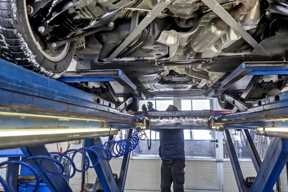 Archivo - Revisión de un coche en un taller.