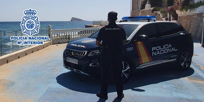 Nota De Prensa: "La Policía Nacional Ha Detenido A Una Mujer Por Su Participación En Un Delito De Robo Con Violencia E Intimidación Cometido A Punta De Pistola"