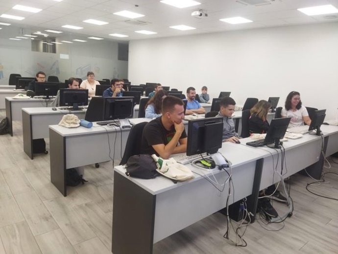 Sesión de formación a personas con discapacidad intelectual sobre tecnología.