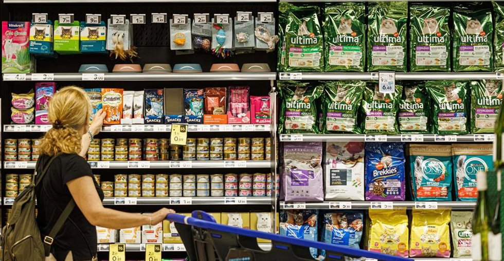 Productos para animales en un supermercado de Caprabo.