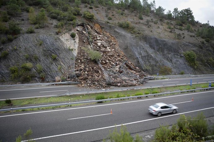Desprendimiento de tierra y rocas en la A-6, a 20 de octubre de 20223, en Becerreá, Lugo, Galicia (España). El desprendimiento de tierra y rocas registrado ayer jueves, 20 de octubre. en la autopista A-6, a la altura de Becerreá (Lugo), mantiene cortado