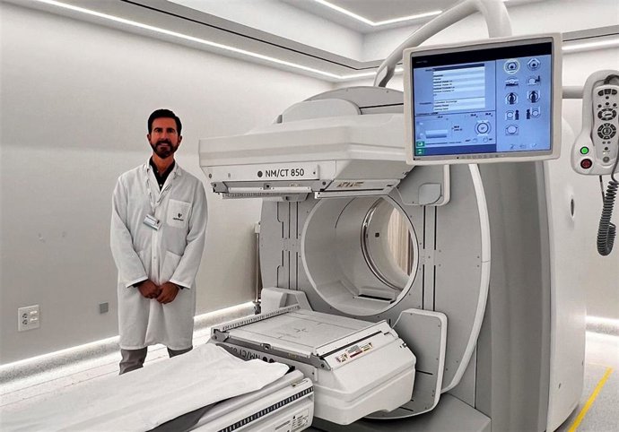 El doctor Contreras, en el Hospital Quirón Salud Córdoba, junto al equipo híbrido Spect-TAC.