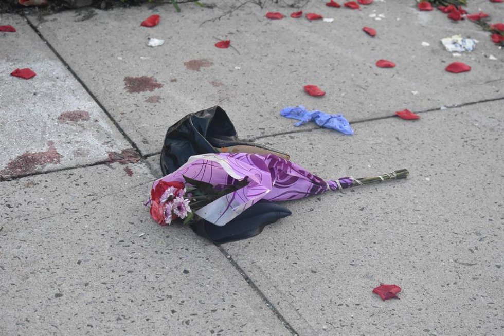 Un ramo de flores depositado tras un tiroteo en Jersey, Estados Unidos
