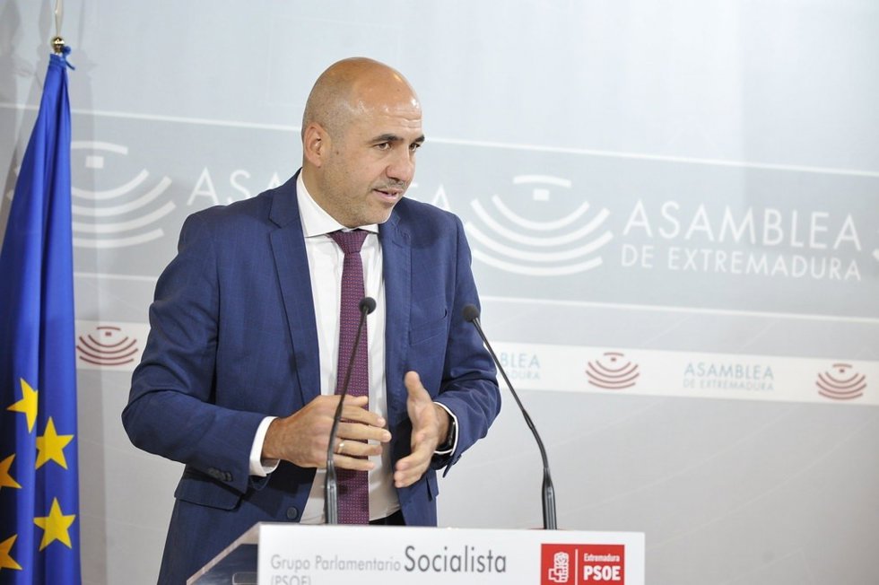 El diputado del PSOE Juan Ramón Ferreira en rueda de prensa para valorar la EPA del tercer trimestre