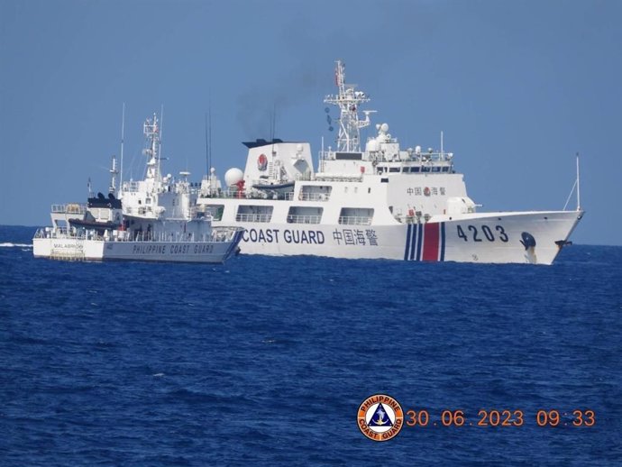 Archivo - Aproximación de un barco chino a una patrulla de la Guardia Costera de Filipinas