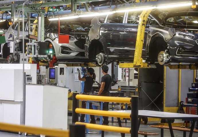 Archivo - Dos trabajadores con un vehículo en la fábrica de Ford en Almussafes