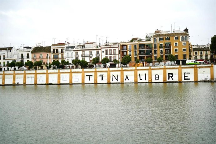 Restos de la pintada en la zapata del río con un mensaje de apoyo al pueblo palestino.