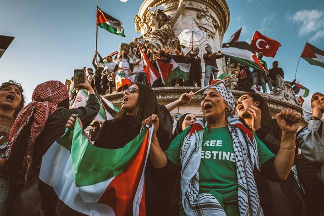Protesta pro palestina en la plaza de la República de París