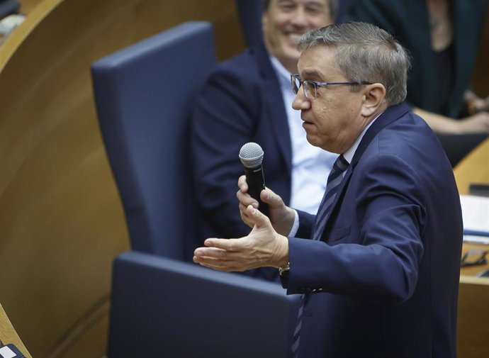 El conseller José Antonio Rovira, en la sesión de control en Les Corts