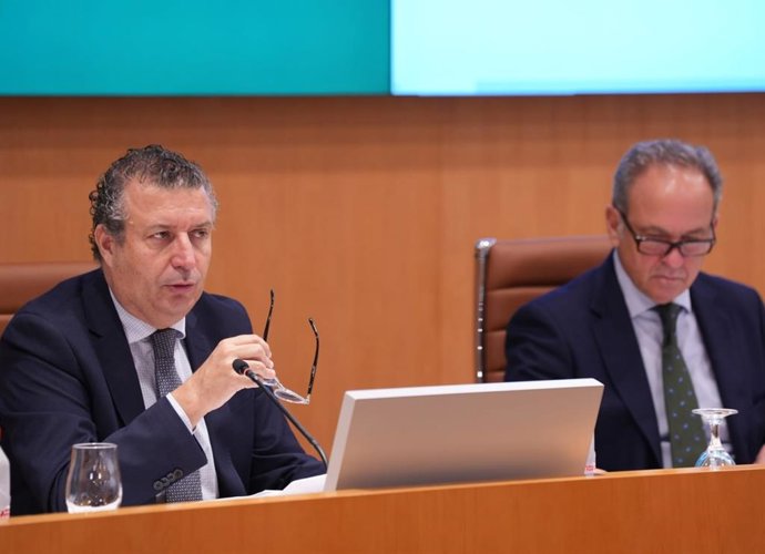 El presidente de la Diputación de Sevilla, Javier Fernández, en el Pleno del 26 de octubre de 2023.