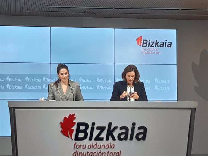 Leixuri Arrizabalaga e Itxaso Berrojalbiz en la rueda de prensa posterior al Consejo de Gobierno de la Diputación de Bizkaia