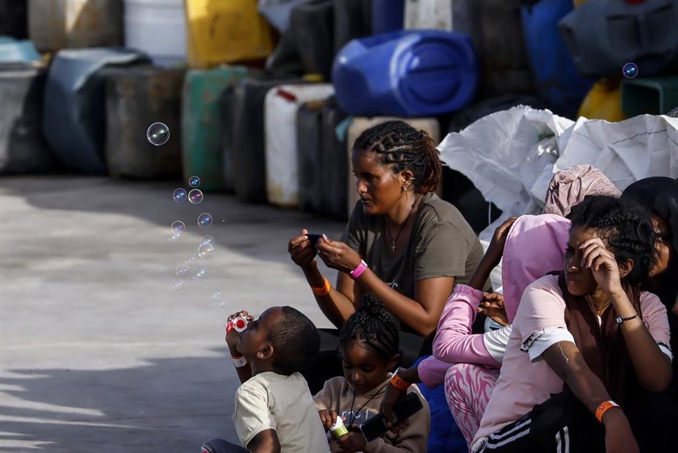 Archivo - Migrantes llegados en septiembre a la isla italiana de Lampedusa