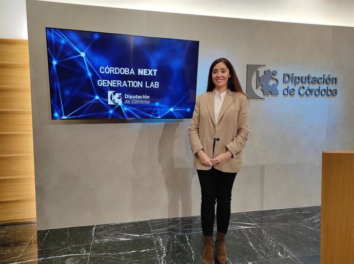 La delegada de Hacienda y Fondos Europeos de la Diputación de Córdoba, Ana Rosa Ruz, en rueda de prensa.