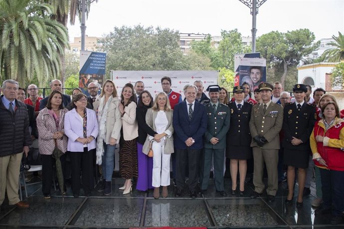 El presidente de la Diputación de Córdoba, Salvador Fuentes (centro), junto al resto de autoridades y miembros de Cruz Roja, en el Día de la Banderita.