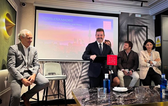 Mariano de Paco interviene en la presentación.