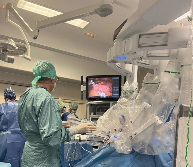 Es la primera vez en el mundo que se transmite el vídeo del sistema robótico da Vinci para lograr una vista 3D aumentada diez veces de una cirugía con sensación de profundidad en remoto.