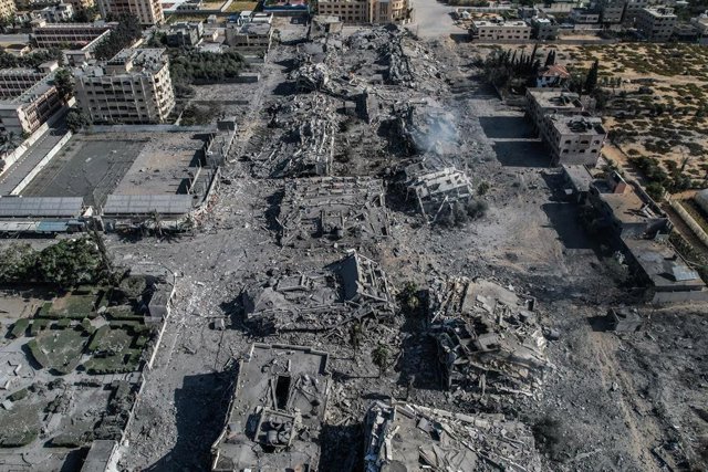 Vista aérea de edificios destruidos a causa de los bombardeos del Ejército de Israel contra Madinat al Zahra, en el sur de la Franja de Gaza