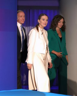 (I-D) El periodista Eduardo Inda, la presidenta de Baleares, Marga Prohens, y la presidenta de la Comunidad de Madrid, Isabel Díaz Ayuso, durante la inauguración del II Foro Económico Oklíderes, en el hotel The Westin Palace, a 26 de octubre de 2023, en