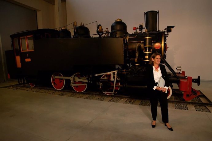 La ministra ante una antigua locomotora del Ponfeblino.