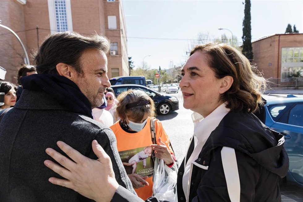 Archivo - La alcaldesa de Barcelona, Ada Colau, saluda al presidente del grupo parlamentario de Unidas Podemos en el Congreso, Jaume Asens, a su llegada al acto 'Hoy empieza todo' de la plataforma Sumar, en el polideportivo Antonio Magariños, a 2 de abr