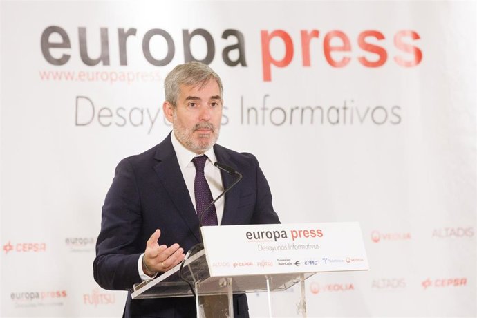 El presidente del Gobierno de Canarias, Fernando Clavijo, interviene durante un desayuno informativo de Europa Press, en el Hyatt Regency Hesperia Madrid, a 5 de octubre de 2023, en Madrid (España).
