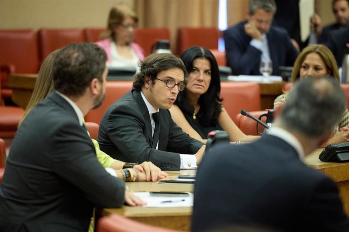 Archivo - El secretario general del grupo parlamentario de Vox en el Congreso, José María Figaredo (c). 