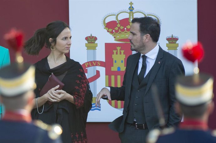 La ministra de Derechos Sociales y Agenda 2030 en funciones, Ione Belarra y el ministro de Consumo en funciones, Alberto Garzón, durante el desfile del 12 de octubre 'Día de la Fiesta Nacional'