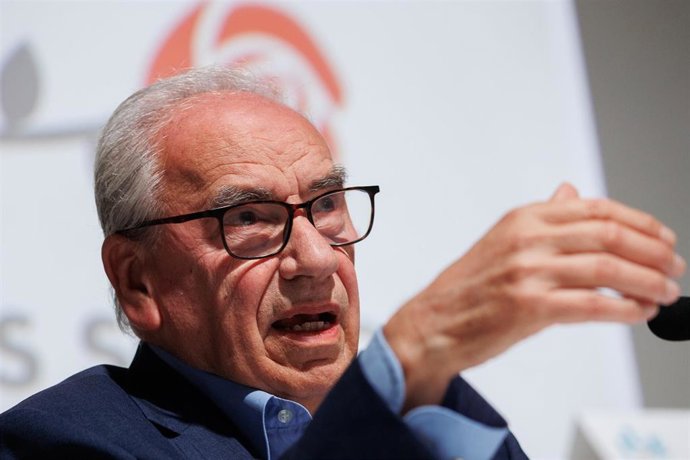 Archivo - El exvicepresidente del Gobierno Alfonso Guerra durante la presentación del libro 'Aquel PSOE. Sueños de una generación', en el Auditorio de la Fundación Francisco Giner de los Ríos, a 20 de junio de 2023, en Madrid (España). (Foto de archivo).