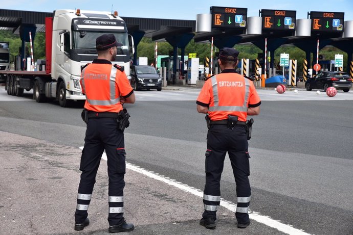 Ertzainas en el peaje de la AP8 en Irun