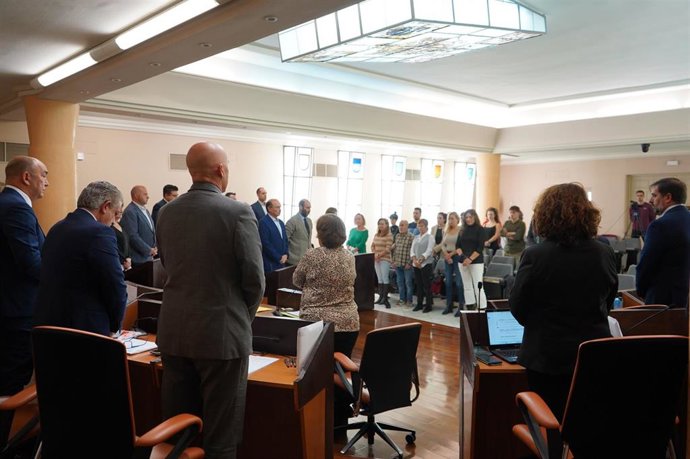 Minuto de silencio al inicio del Pleno por la familia fallecida en accidente de tráfico y las mujeres asesinadas en octubre por violencia machista.