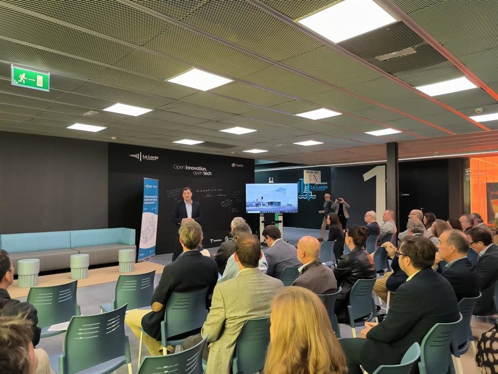 La Lonja de la Innovación del Puerto de Huelva reúne  en sus instalaciones  a un total de diez empresas de diversos sectores industriales.