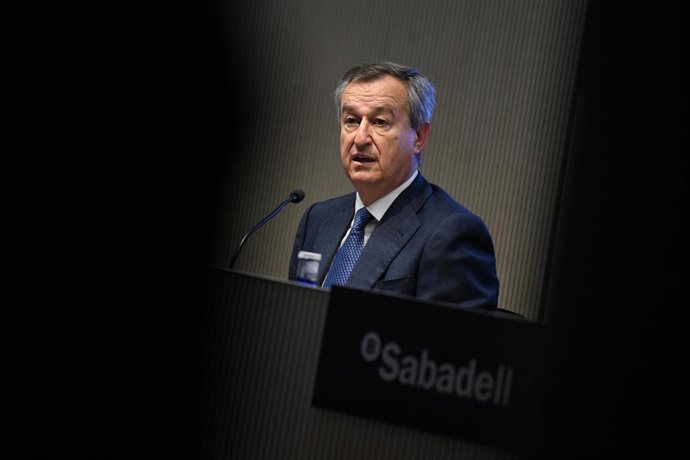 El consejero delegado del Banco Sabadell, César González-Bueno, interviene durante la presentación de resultados del tercer trimestre del banco Sabadell, en la sede de banco Sabadell, a 26 de octubre de 2023, en Madrid (España).