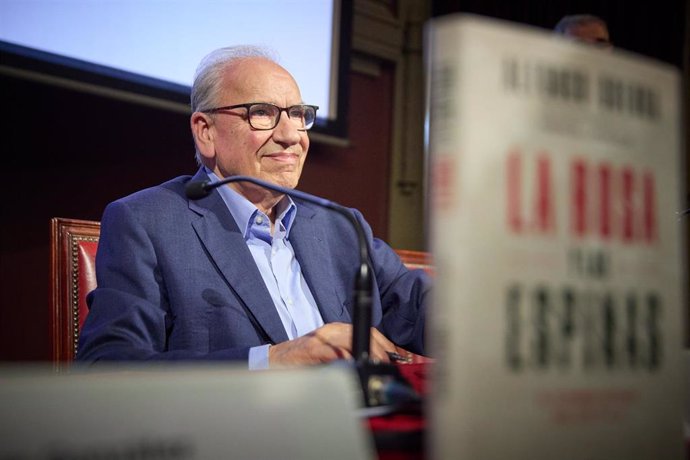 Archivo - El exvicepresidente del Gobierno, Alfonso Guerra, durante la presentación de su nueva obra 'La rosa y las espinas', en el Ateneo de Madrid, a 20 de septiembre de 20213, en Madrid (España). (Foto de archivo).