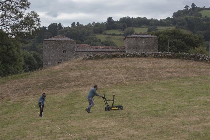 Archivo - Prospección geofísica con georrádar en Pola de Allande