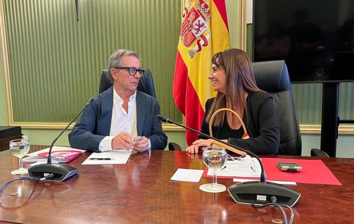 El director general transitorio de IB3, Jordi Bayona, junto a la diputada de Vox Manuela Cañadas, en la Comisión de Control de IB3 en el Parlament.