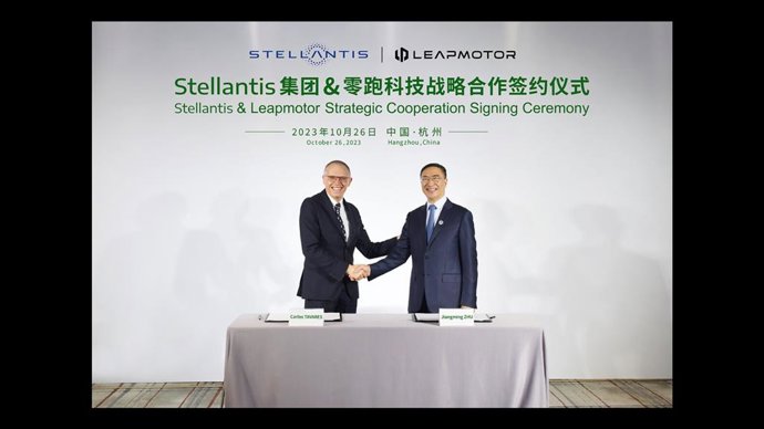 El consejero delegado de Stellantis, Carlos Tavares, junto al fundador y consejero delegado de Leapmotor, Zhu Jiangming.