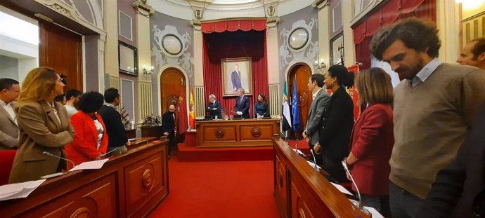 El Ayuntamiento de Badajoz iza la nueva bandera de la ciudad