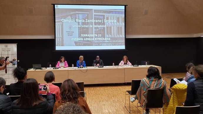 La viceconsejera, Mar Sancho, con las autoridades académicas del campus María Zambrano, durante el acto de bienvenida al curso.