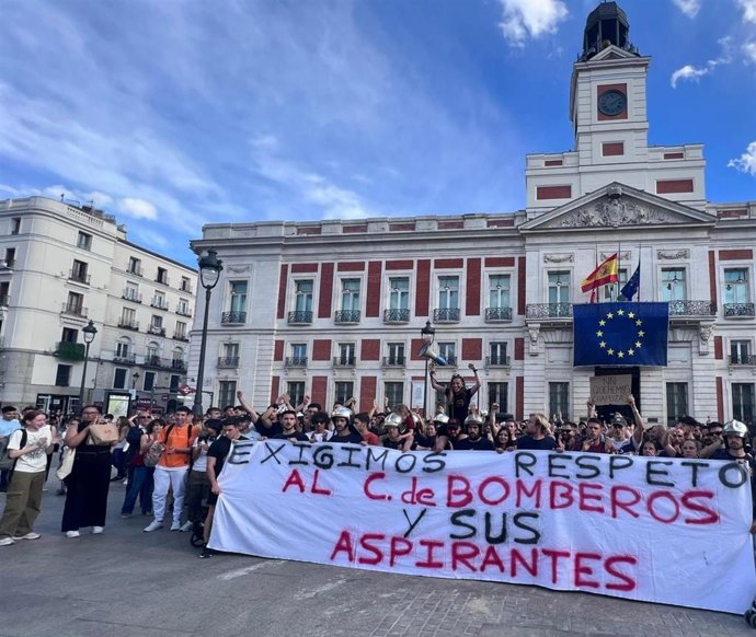 Concentración opositores de Bomberos de la Comunidad de Madrid