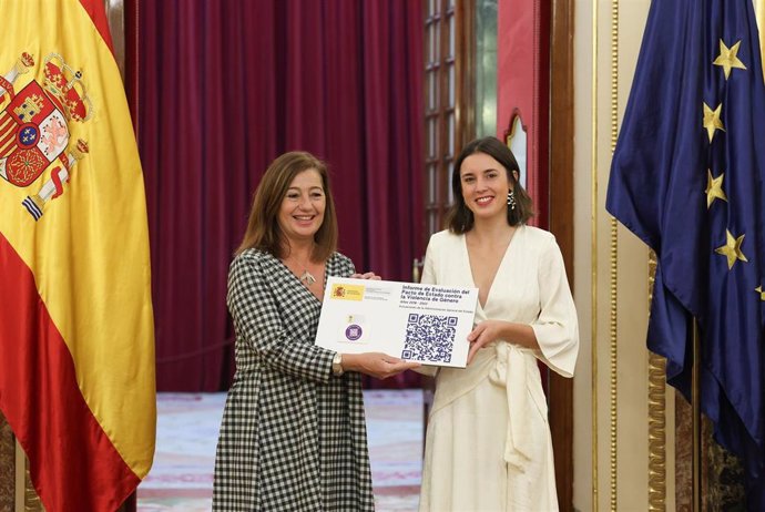 La ministra de Igualdad en funciones, Irene Montero (d), posa junto a la presidenta del Congreso, Francina Armengol (i), con el informe de evaluación del Pacto de Estado contra la Violencia de Género, en el Congreso de los Diputados.