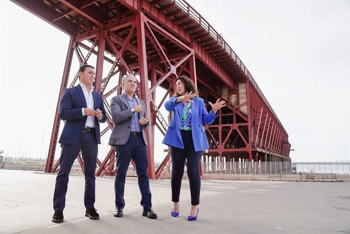 El presidente del PP de Almería y de la Diputación, Javier Aureliano García, el coordinador general del PP, Elías Bendodo, y la alcaldesa de Almería, María del Mar Vázquez, frente al Cable Inglés de Almería.