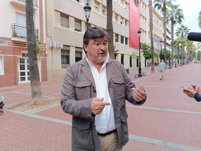 El vicesecretario general del PSOE de Huelva y diputado nacional, Gabriel Cruz, este jueves en rueda de prensa,
